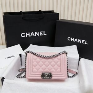 <AUTHENTIC>Chanel Boy Flap Bag in Blush